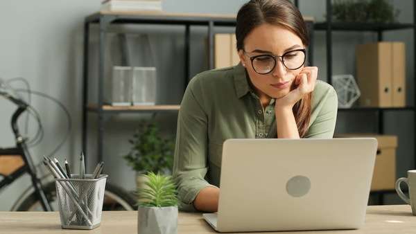 Secretária organizada com caderno e computador